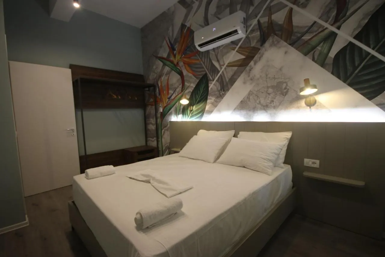 Alyvia Rooms Himare Lodge