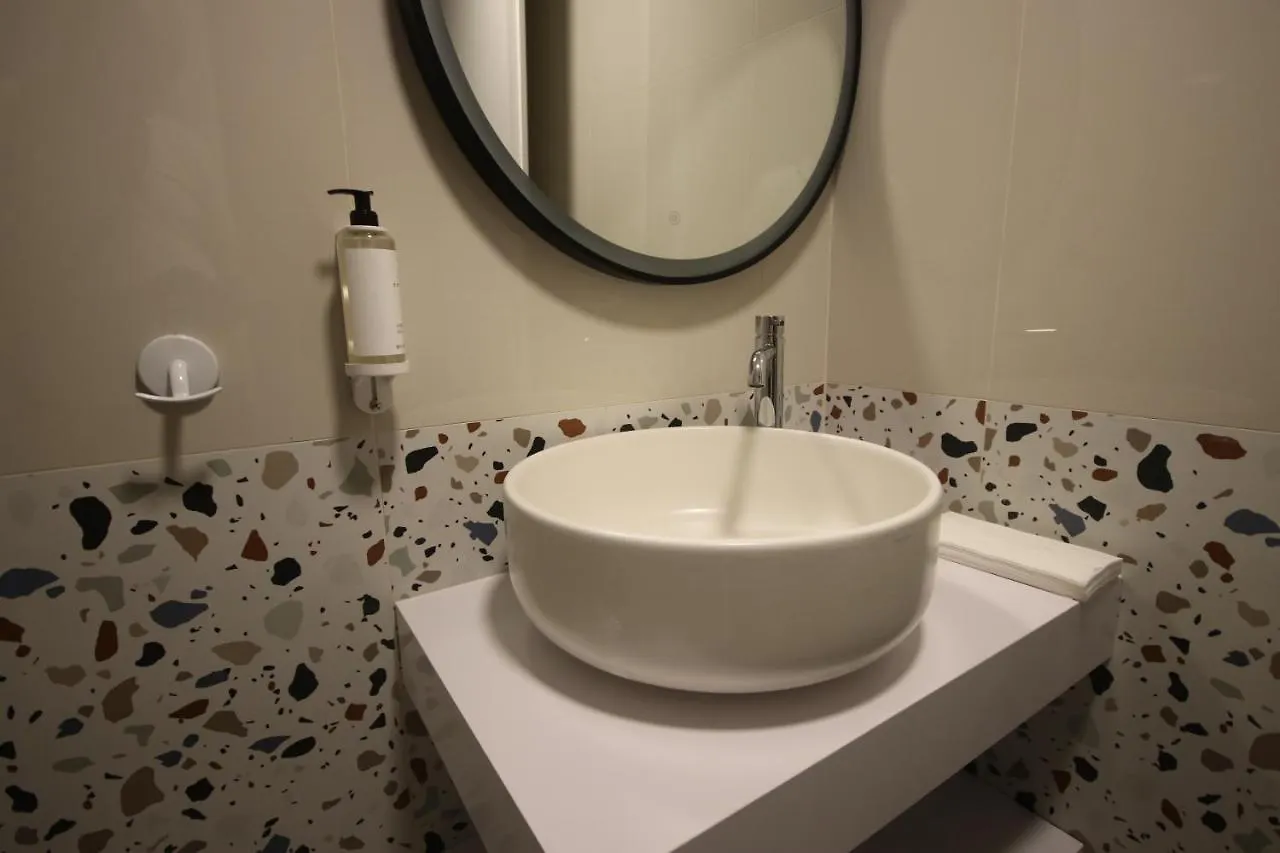 Alyvia Rooms Himare Lodge