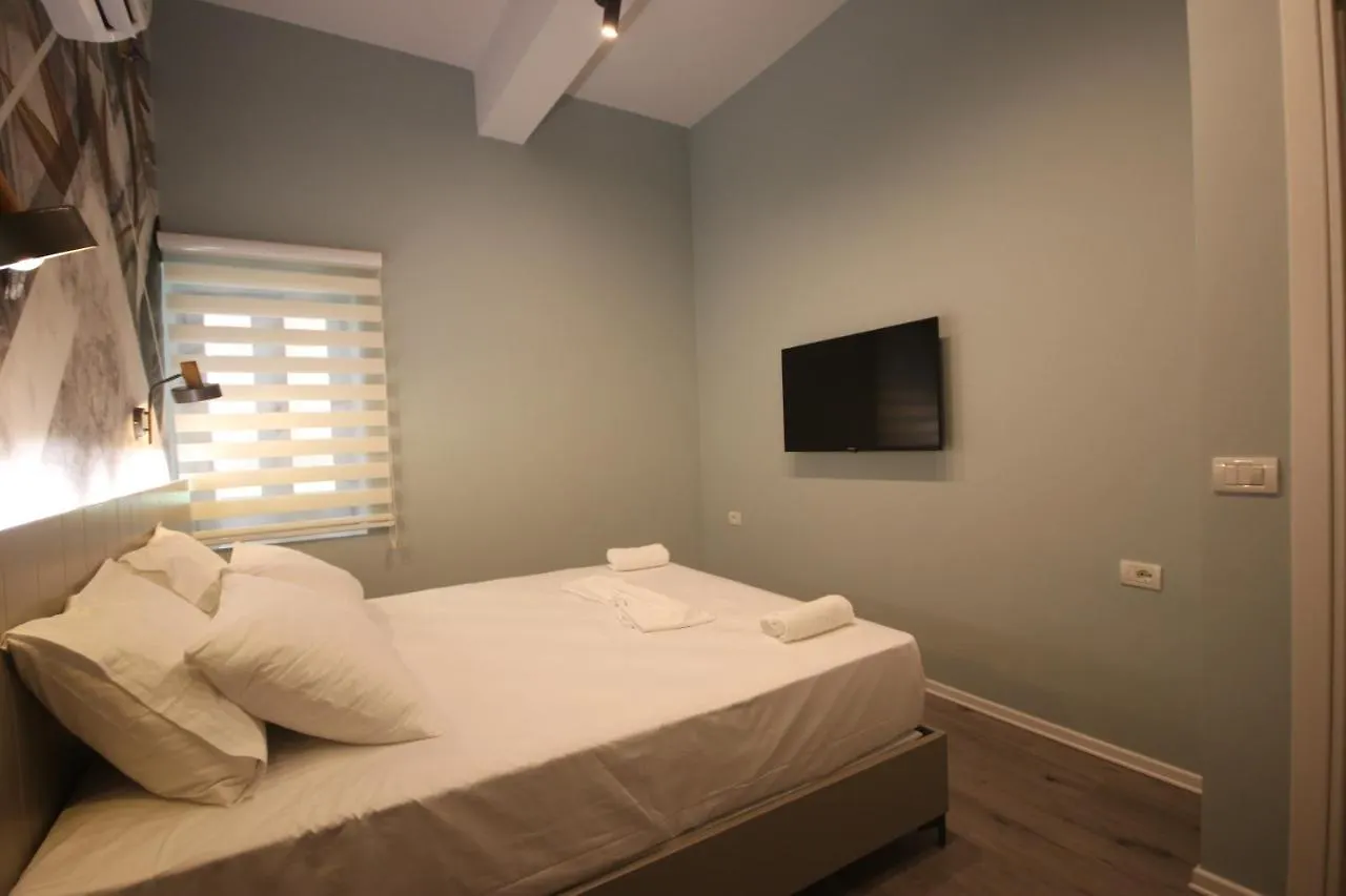 Alyvia Rooms Himare 0*,