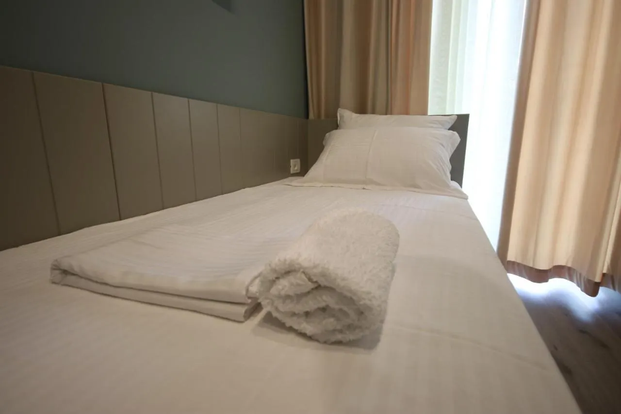 Alyvia Rooms Himare 0*,