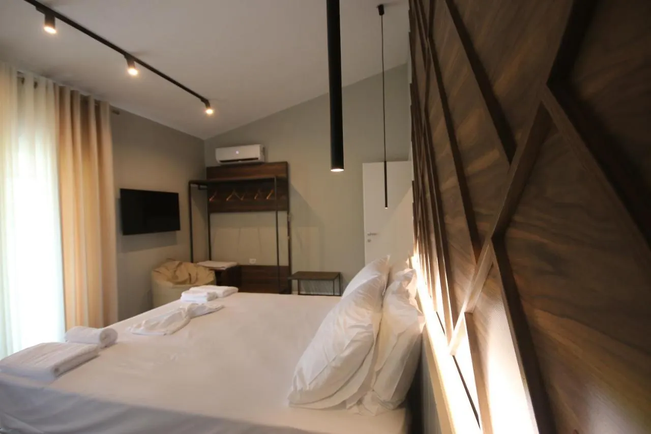 Alyvia Rooms Himare Lodge