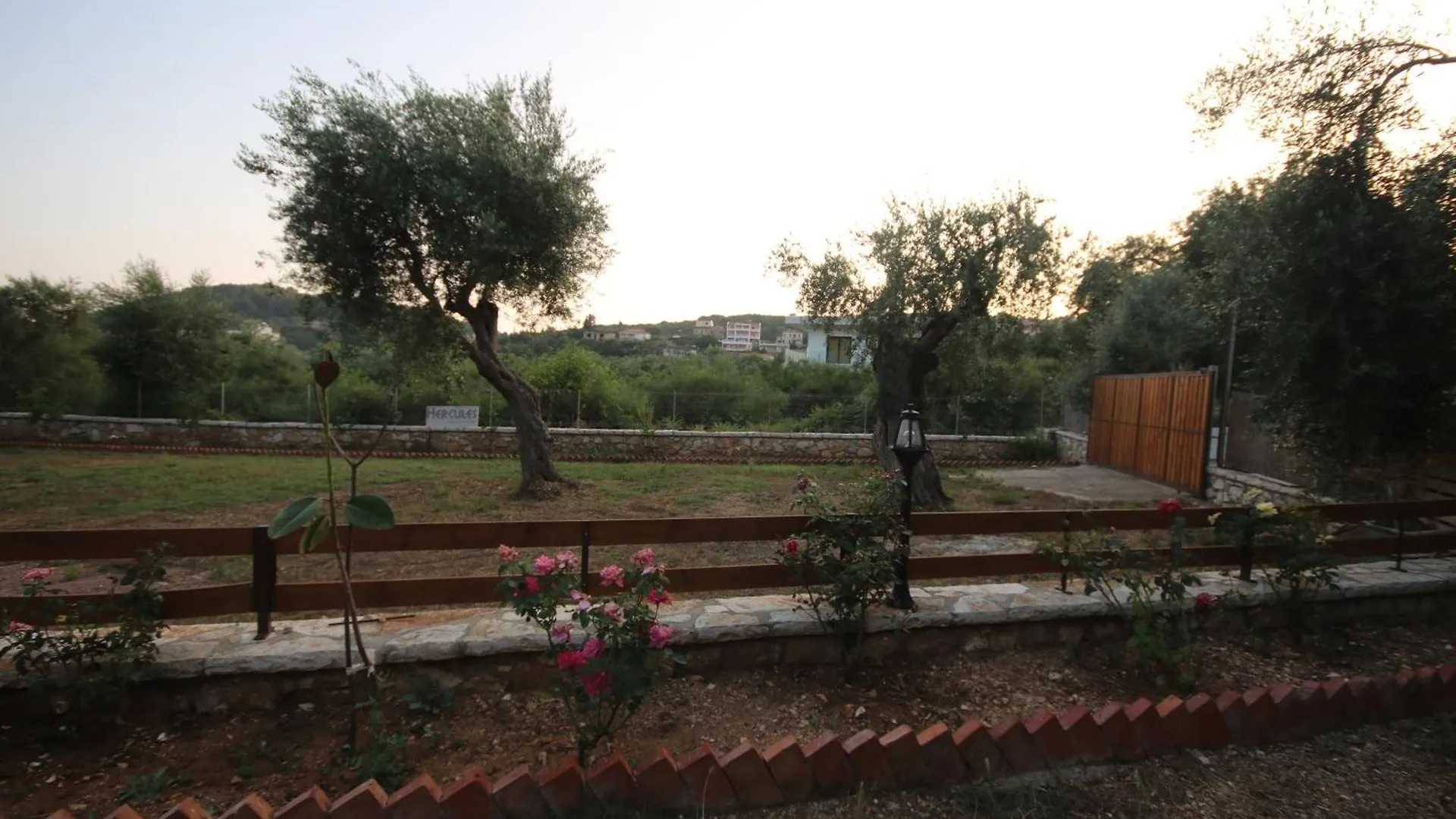 Alyvia Rooms Himare Lodge