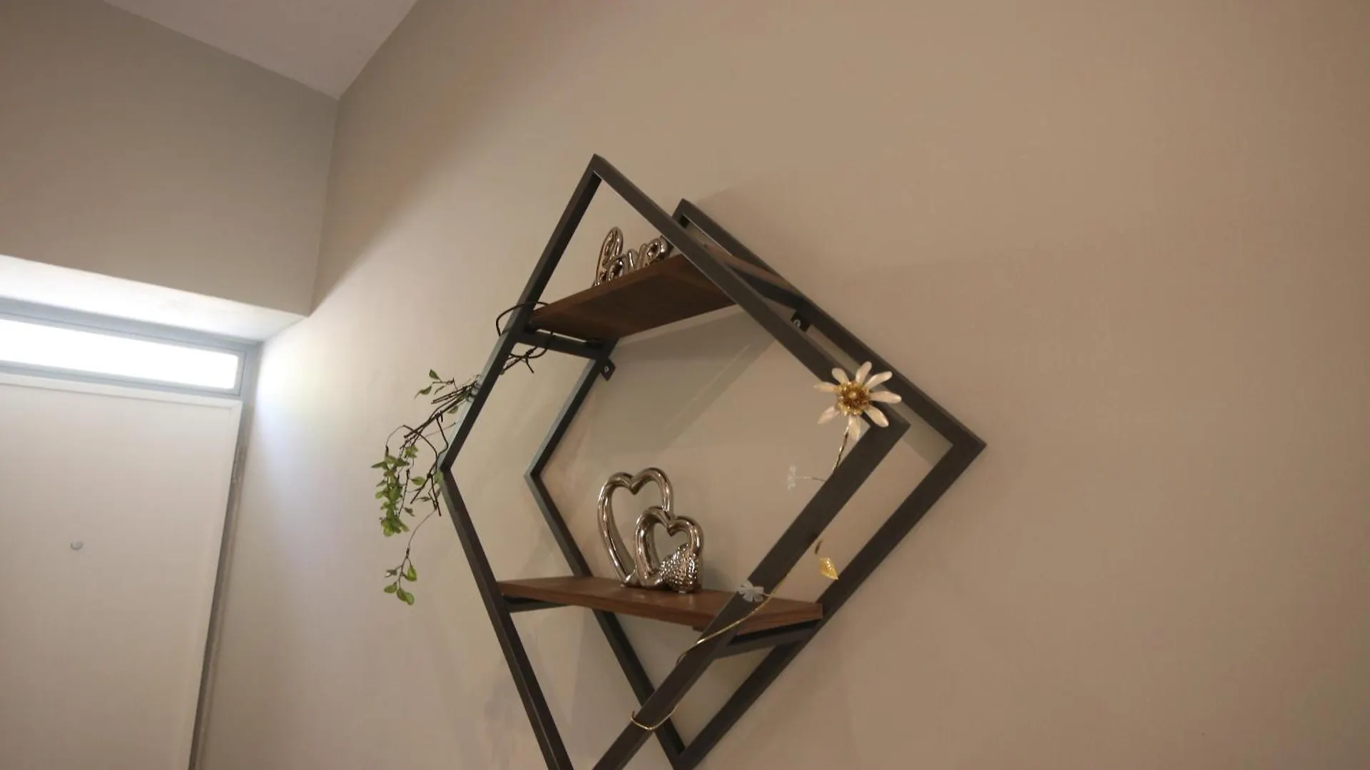 Alyvia Rooms Himare Lodge