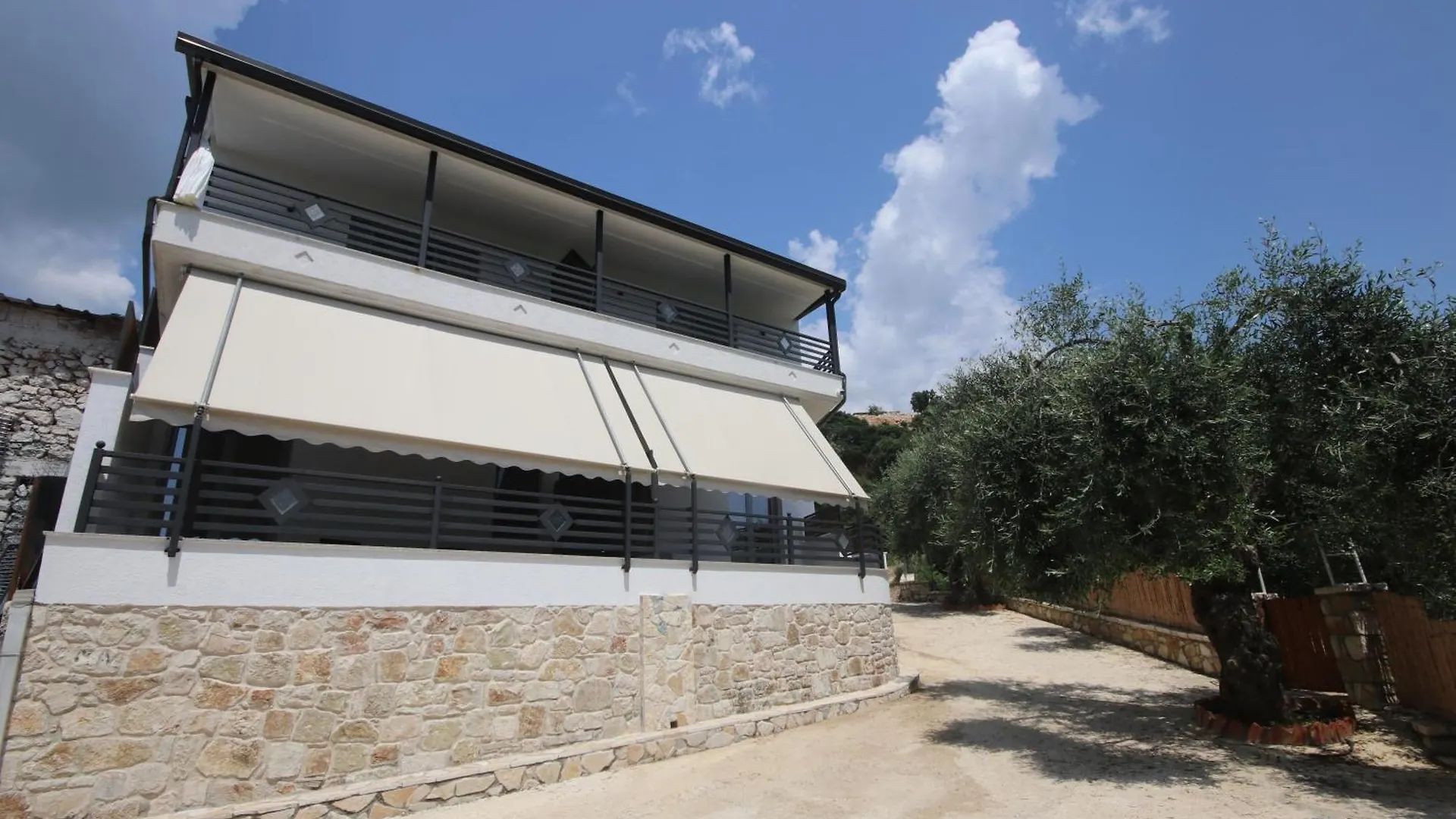 Lodge Alyvia Rooms Himare