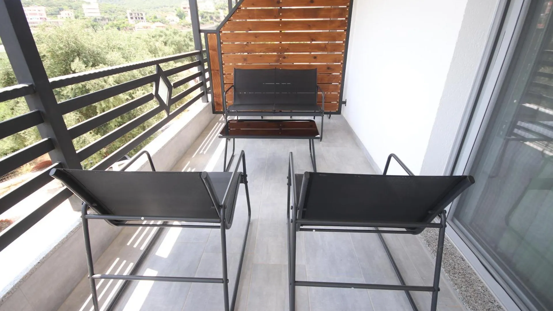 Alyvia Rooms Himare Lodge