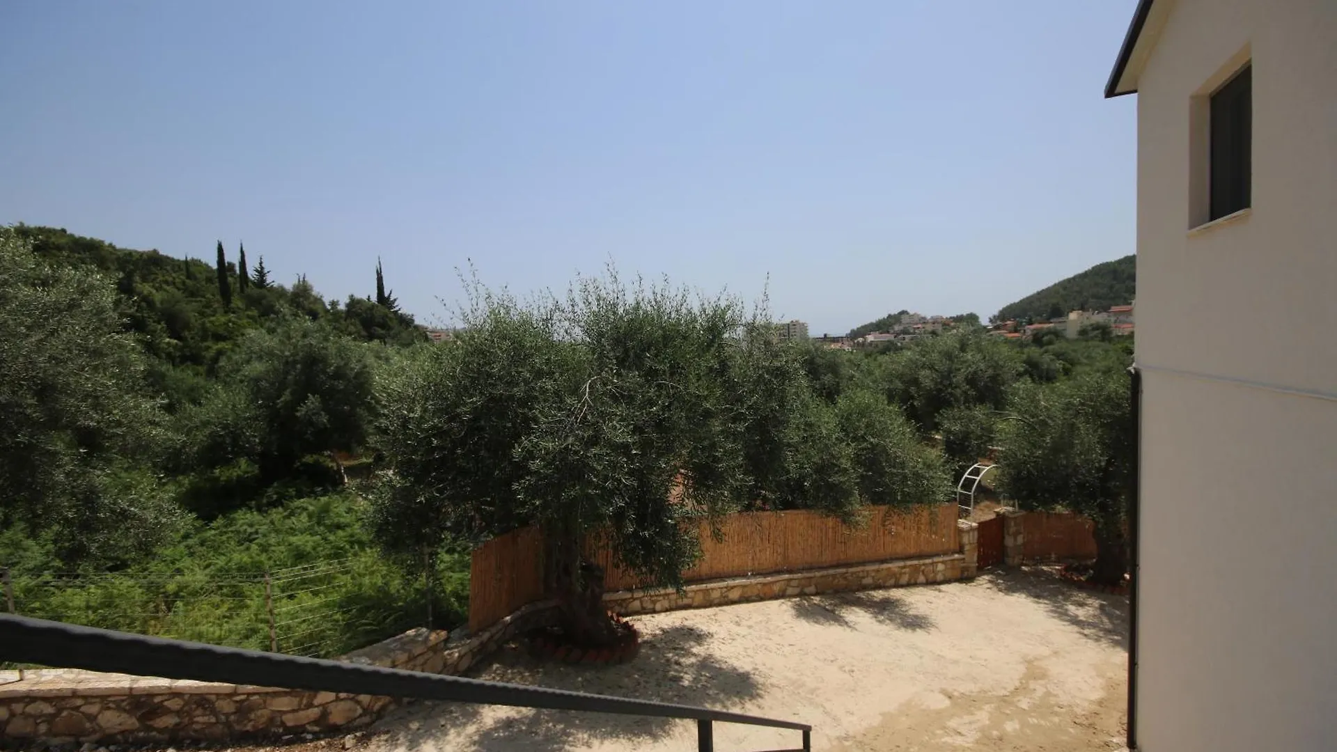 Alyvia Rooms Himare Lodge