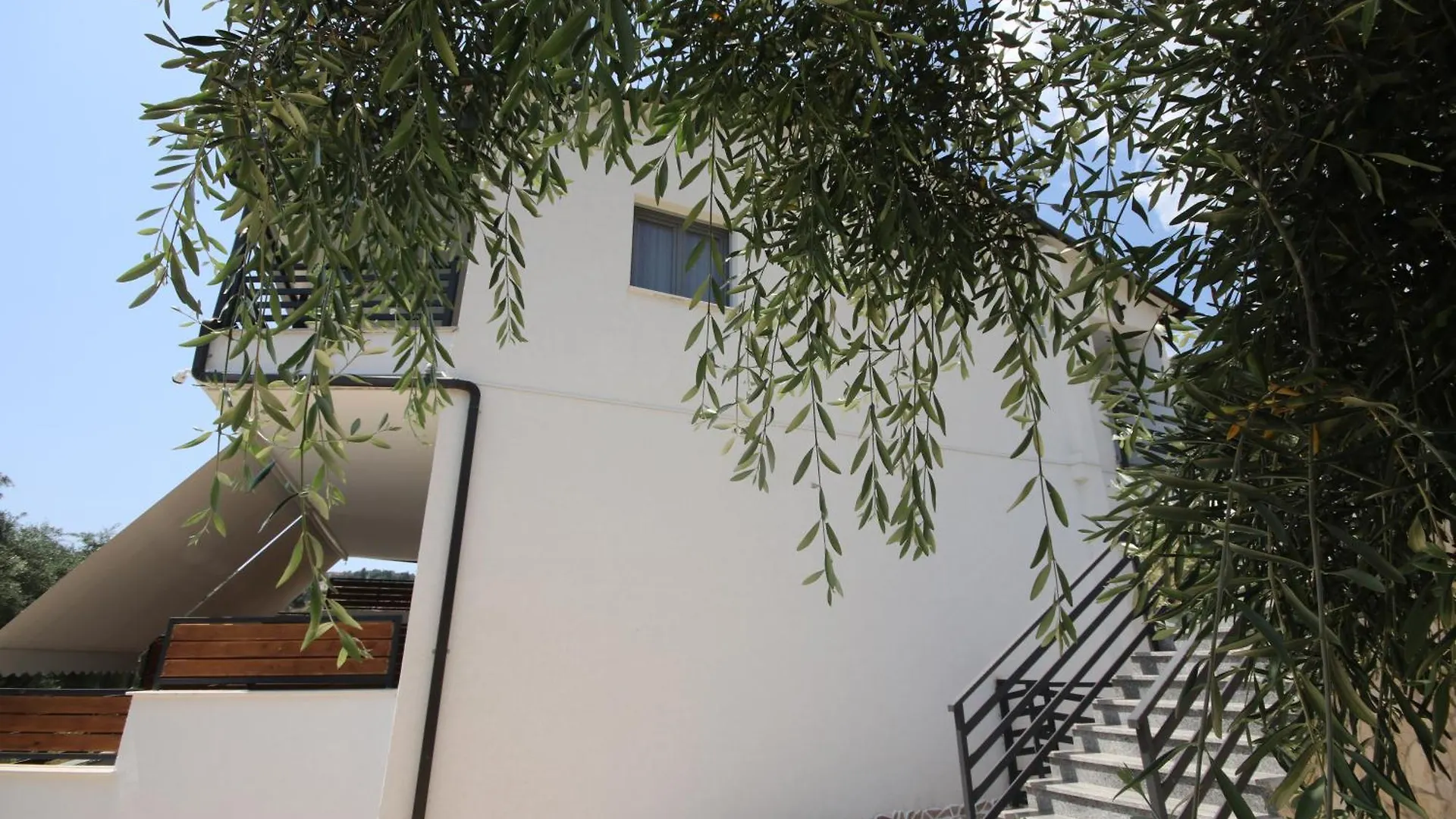 Alyvia Rooms Himare 0*,  Albania