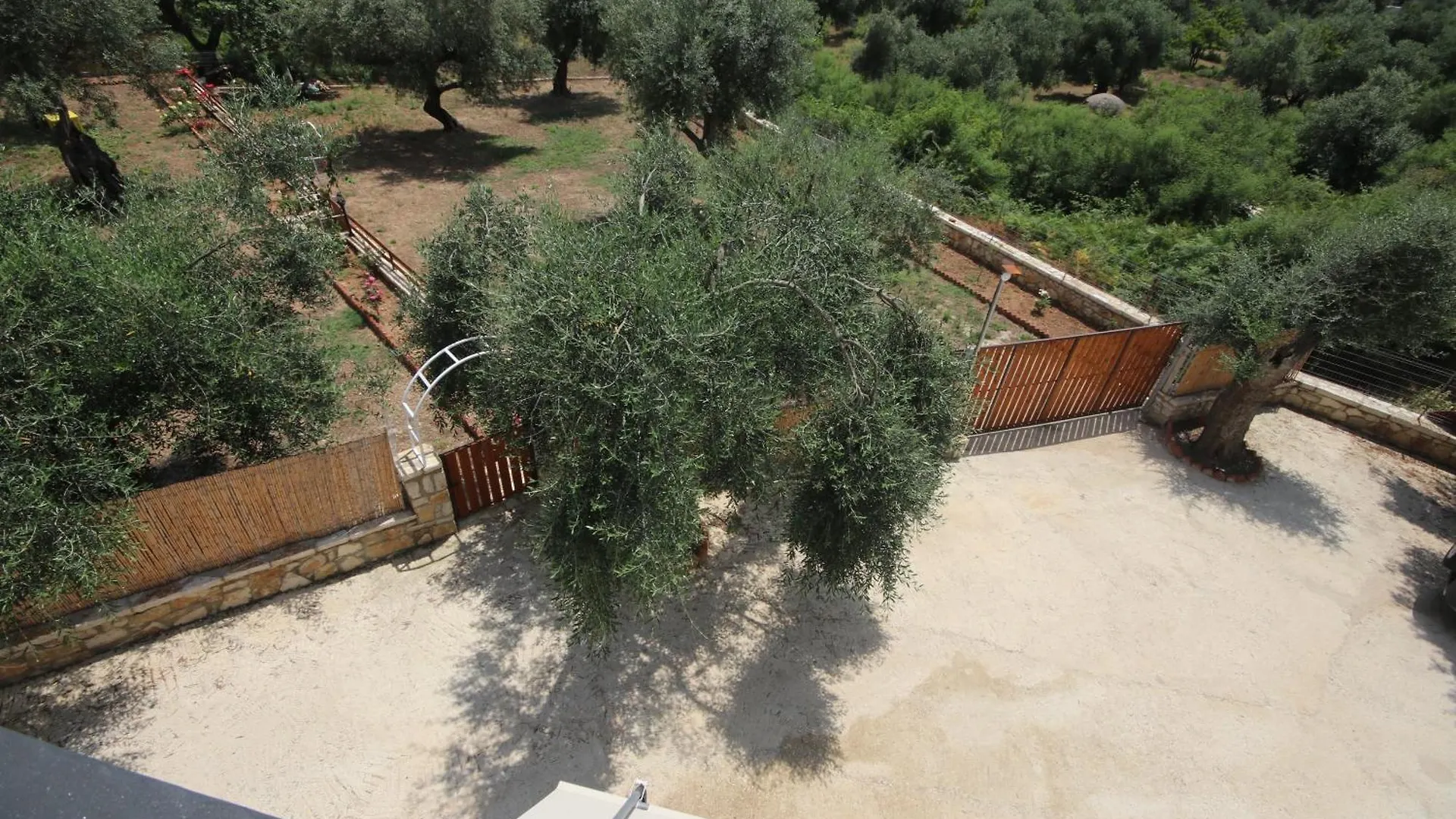 Lodge Alyvia Rooms Himare
