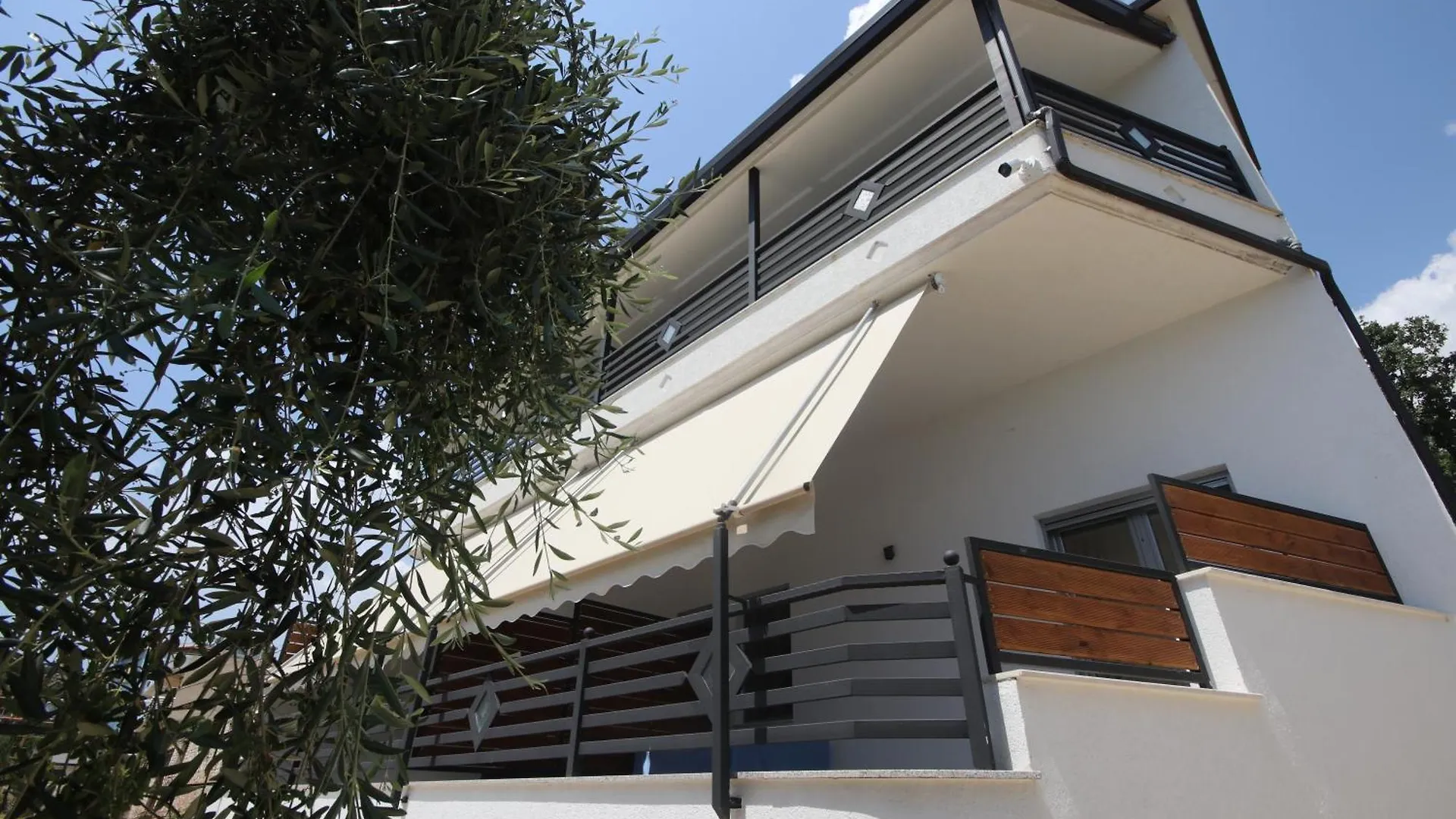Alyvia Rooms Himare Lodge