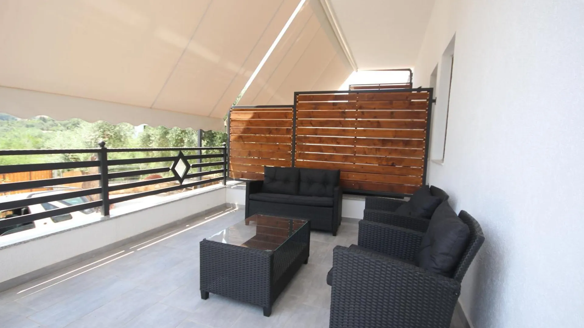 Alyvia Rooms Himare